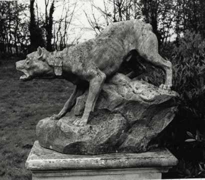 Statue chien parc Château de Beauregard
